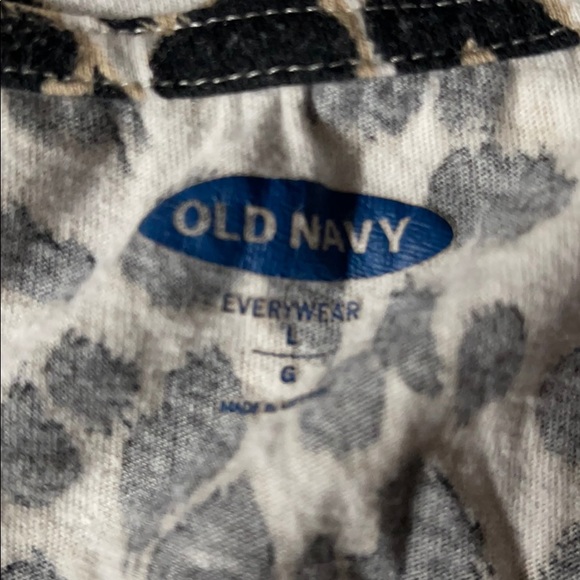 Old navy tshirt - Picture 2 of 2